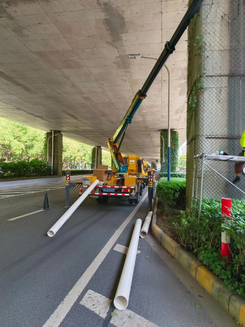 市政工程中高空作業(yè)車在安裝下水管現(xiàn)場的應用